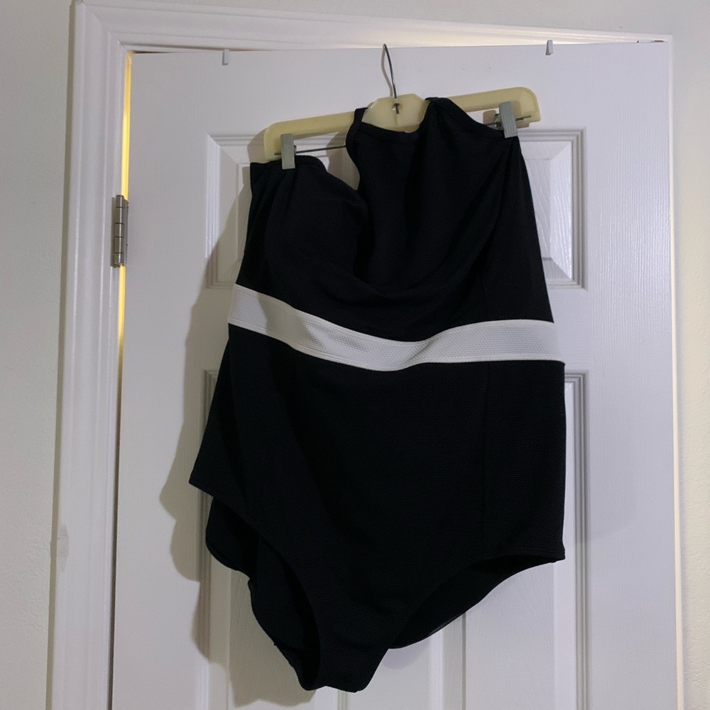 Swimsuit black and white one piece Wired